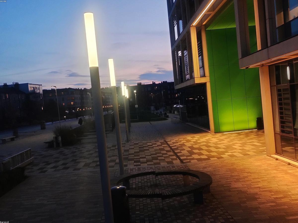 Pracovní stůl s notebookem a materiály pro konzultace.